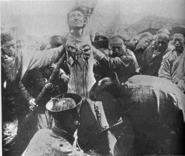 İlk önce suçlunun vücudundan ufak parçalar kesilir.