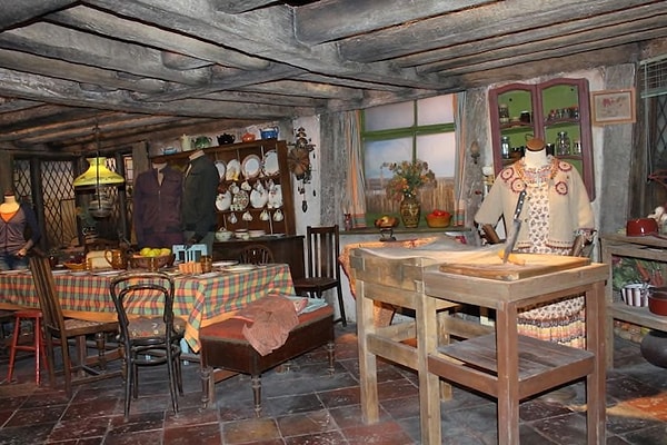 5. При строительстве декораций "Норы" все стены были поставлены под неправильным углом, именно поэтому дом идеально олицетворяет стиль Уизли.