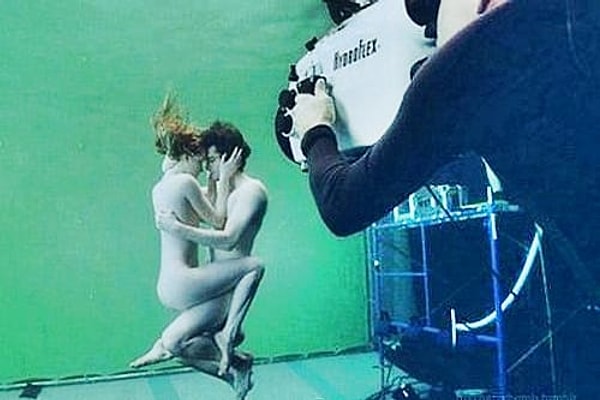 8. Руперта Гринта удалили со съемок сцены поцелуя Гарри и Гермионы, который Рону показывал Крестраж в первой части "Даров Смерти", потому что он не мог перестать смеяться.