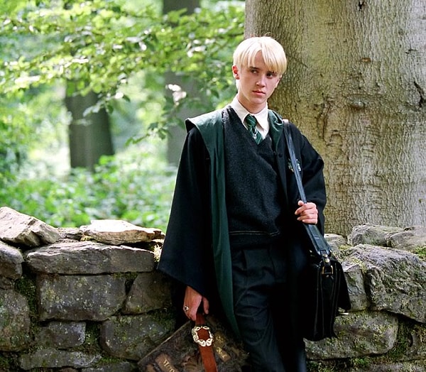 12. Съемочной команде "Гарри Поттер и Узник Азкабана" пришлось зашить мантии Тома Фелтона, потому что он все время пытался протащить еду на съемки.