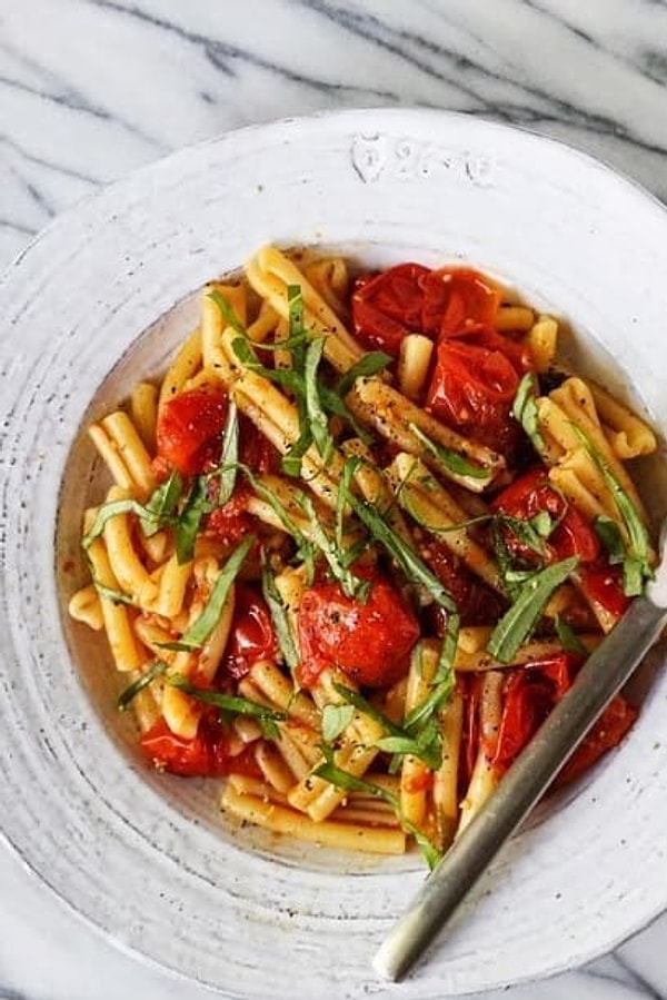 6. Макароны с помидорами, шпинатом и базиликом