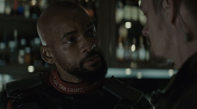 13. Deadshot'ın boyunluğunda "Işık, yol benim." yazıyor. Bu da İncil Yuhanna 14:6'dan alıntı: İsa, “Yol, gerçek ve yaşam Ben’im” dedi. “Benim aracılığım olmadan Baba’ya kimse gelemez."