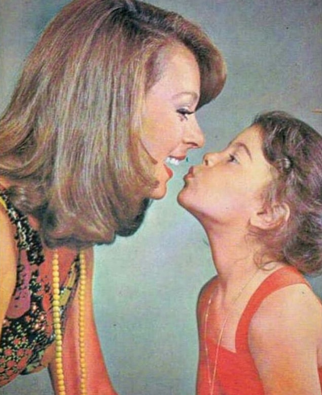 Hülya Koçyiğit, kızı Gülşah Alkoçlar ile (1975).