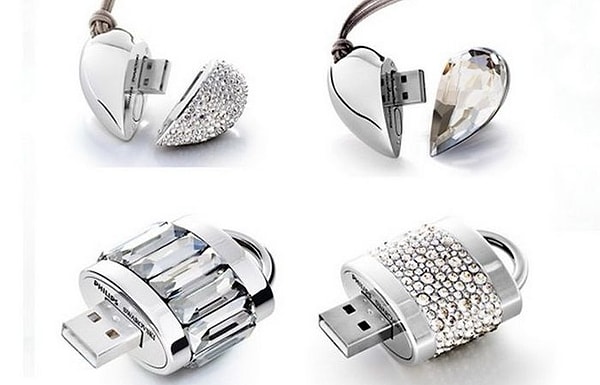 8. Флэшка, встроенная в ювелирное украшение