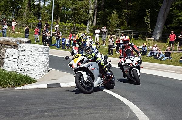 Ülkenin en meşhur etkinliği olan “Tourist Trophy” motosiklet yarışları görülmeye değer bir organizasyon.