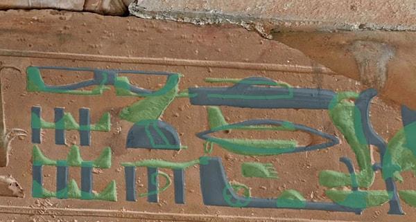 Bu bakış açısına göre helikopter ve UFO şekillerini oluşturan, o dönemde firavun isimlerinin başına koyulan semboller.
