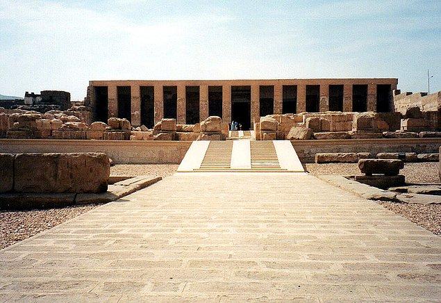 Tapınakları barındıran alan, Eski Mısır'da önemli bir dini merkezdi.
