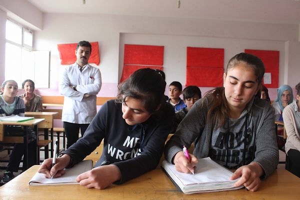 Zeynep Dinçer de Sibel ve diğer arkadaşları gibi hem ders çalışıp hem de ailesine yardım ettiğini belirtti.