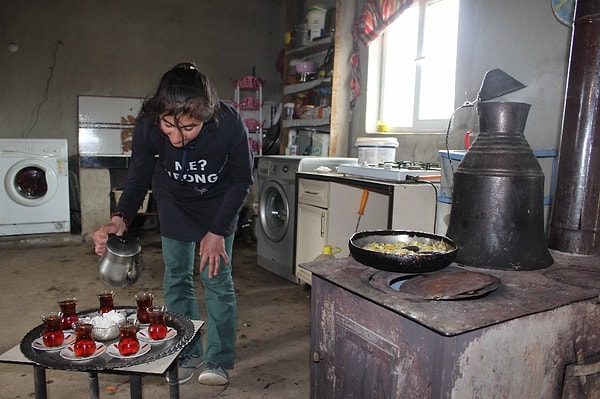 Köydeki tek göz odada hem ders çalışıp hem de ailesine yardım etti.