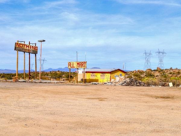 13. Arizona’da Nothing (İng. hiçbir şey) adında bir kasaba var. Burada gerçekten de bir benzin istasyonu ve otopark dışında hiçbir şey yok.