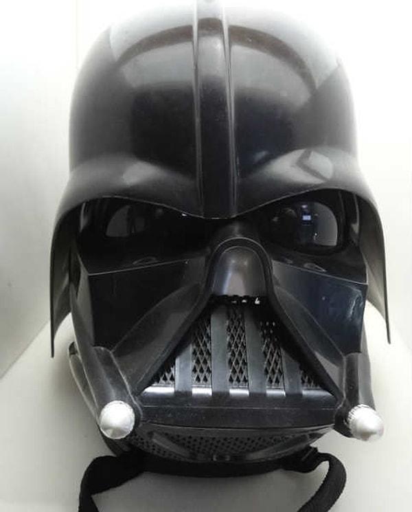 Görevde, takipçilerden annelerine Whatsapp'tan Darth Vader maskesi ya da Hoverboard fotoğraflarını kullanarak bunları hediye olarak isteyip istemediklerinin sorulması istendi.