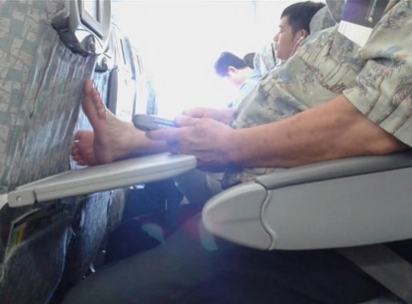 11. Я еще понимаю, когда люди облокачиваются и спят на этих столиках, но это уже за гранью