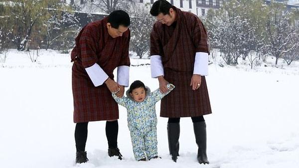 Eğitim hayatına Butan'daki bir devlet okulunda başladıktan sonra, genç prens Amerika'ya gönderilmiştir.