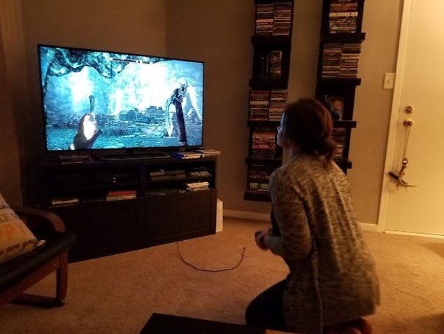 9. Daha önce hiç oyun oynamamış kız arkadaşıma Skyrim öğrettim, eve gelince karşılaştığım manzara...