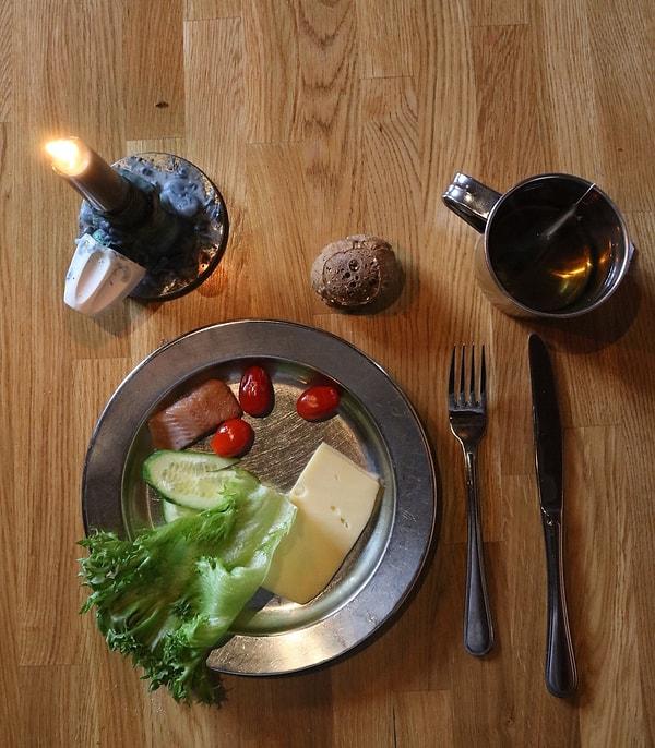 6. Kahvaltıda tabak, çanak ve bardak metalden. Hapishane kültürünü loş bir ışıkta yaşıyorsun