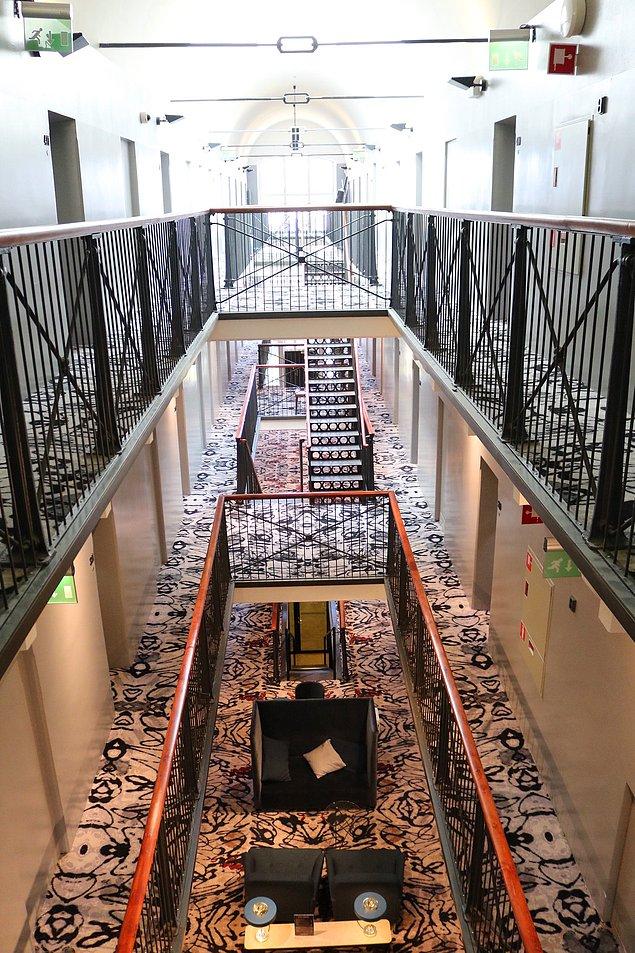 7. Koridorlar ve merdivenlere dokunulmamış. Kendini bir an Prison Break dizisinde hissedebilirsin