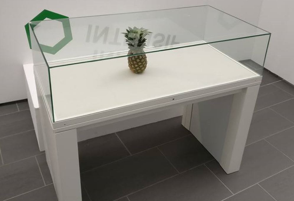 Şaka İçin Sergiye Bırakılan Ananas 'Sanat Eseri' Sanıldı ve Cam Vitrinde Sergilendi