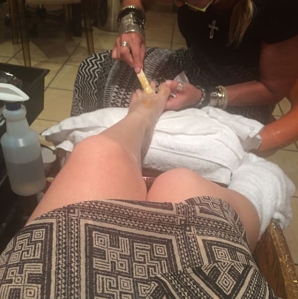 11. Когда люди жалуются, что им приходится раз в неделю выщипывать брови, ты только пожимаешь плечами, ведь тебе приходиться удалять волосы даже на пальцах ног!