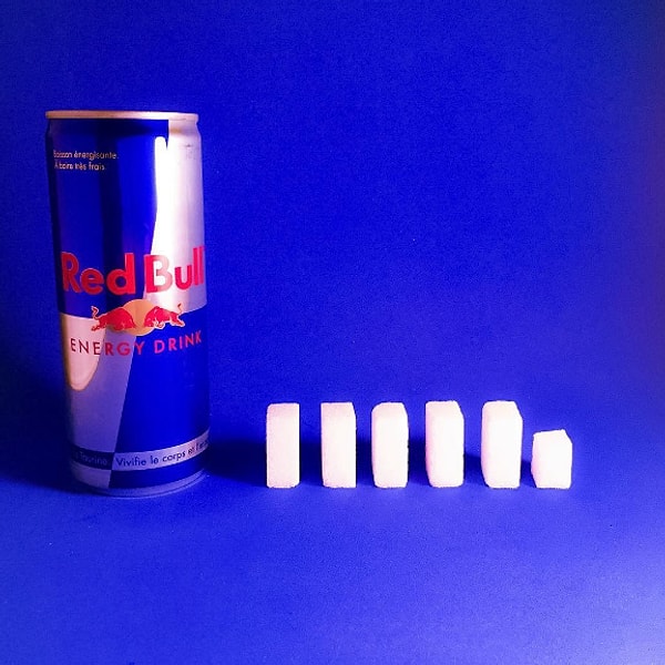 1. Баночка Red Bull (250 мл): 27 г сахара