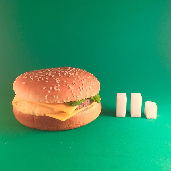 4. Чизбургер: 15,5 г сахара