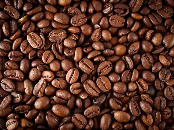 1. Tüm dünyada tahmini olarak yılda 12,000 ton kafein tüketiliyor. Bunun %54'ü kahveden, %43'ü çaydan ve geri kalan kısmı yiyecekler vasıtasıyla tüketiliyor.