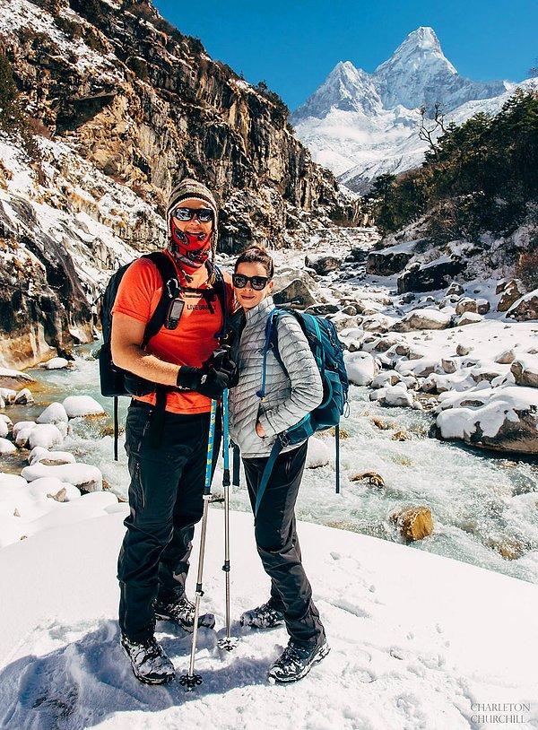 Everest'i kafasına koyan 32 yaşındaki Ashley ve 35 yaşındaki James tam bir yılı bu töreni planlayarak ve antrenman yaparak geçirdi.