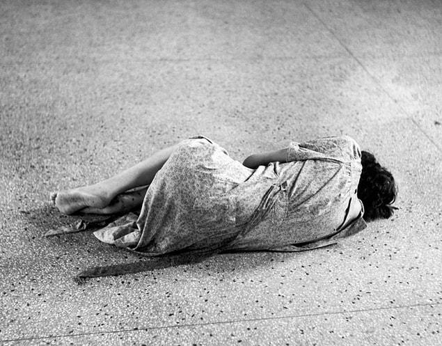 12. Ohio Akıl Hastanesi'nde yere yatmış bir kadının fotoğrafı, yıl 1946.