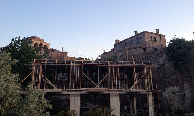 Koruma amaçlı nazım imar planının olmadığı bölgelerdeki geçiş dönemi yapılaşma koşullarına göre boş parsellerde yeni yapı yapılması yasak.