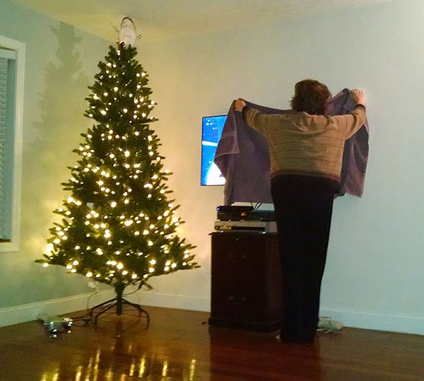 1. Реакция моей мамы, когда на экране неожиданно появилась девушка без одежды, а мне 22 года