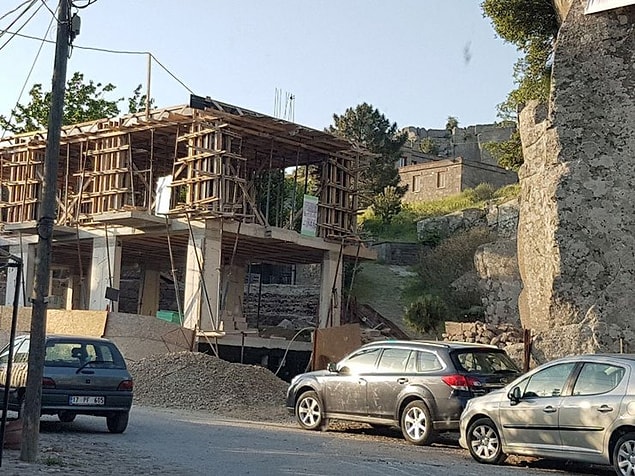 Assos’un tarihsel ve kentsel kimliğine aykırı bir şekilde betonarme olarak inşa edilen otel, şimdiden bodrum katıyla birlikte üç kat yükselmiş durumda.