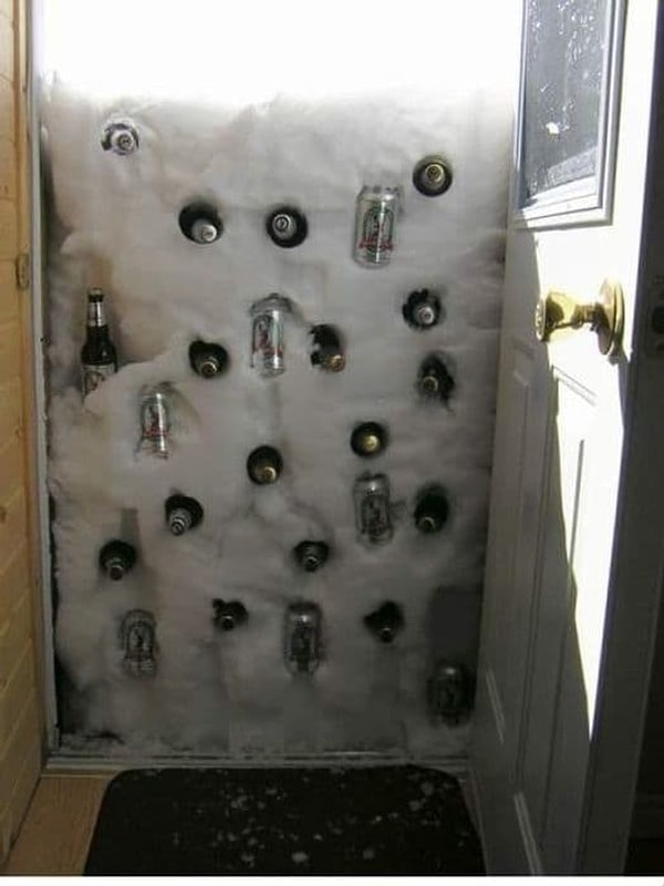 11. Дом доверху занесло снегом? Что ж, зато у вас теперь есть замечательный холодильник для пива.