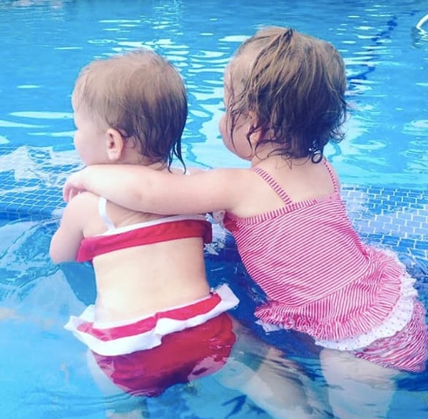 12. Ваши близнецы то постоянно дерутся, то сидят в обнимку и всем своим видом выражают любовь и согласие