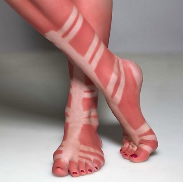 5. И какой умник изобрёл эти греческие сандали? 😂