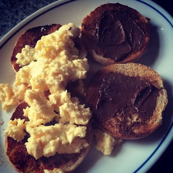 4. Сэндвичи с Нутеллой и яичница