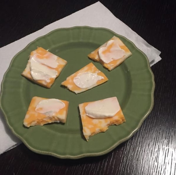 9. Сливочное масло, завёрнутое в ломтики сыра