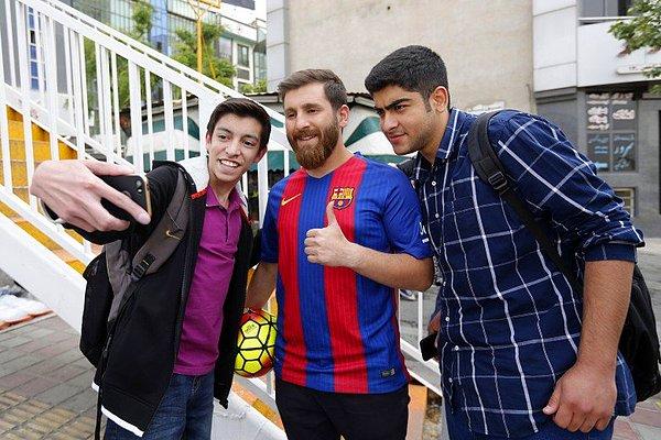 İran'ın Hamedan şehrinde İranlı Messi'yi gören ve selfie çekmek isteyen kalabalık nedeniyle olay yerine gelen İran polisi, Parastesh'i gözaltına aldı.