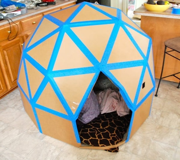 3. Лучший в мире домик из коробок.