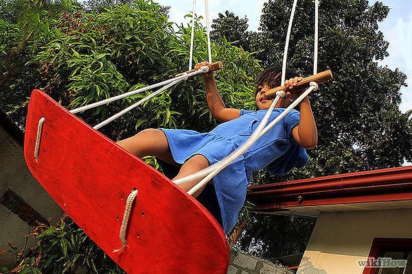 11. Повесьте на даче самодельные качели из скейтборда.