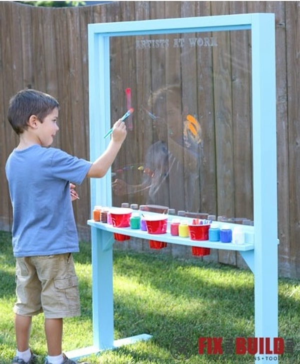 12. Поручите мужу и сыну смастерить вот такой мольберт из оргстекла или акриллового пластика.