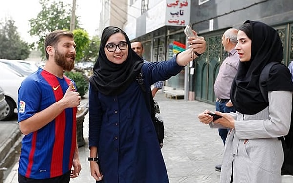 6. Хотя сам Парастеш ничего не нарушал: просто из-за его персоны поднялся дикий ажиотаж - иранцы буквально сходят с ума по футболу