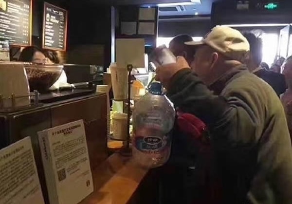 В Китае об ограничениях позаботились заранее. Но, как видите, понятие "лимит" любителей кофе все равно не остановило.