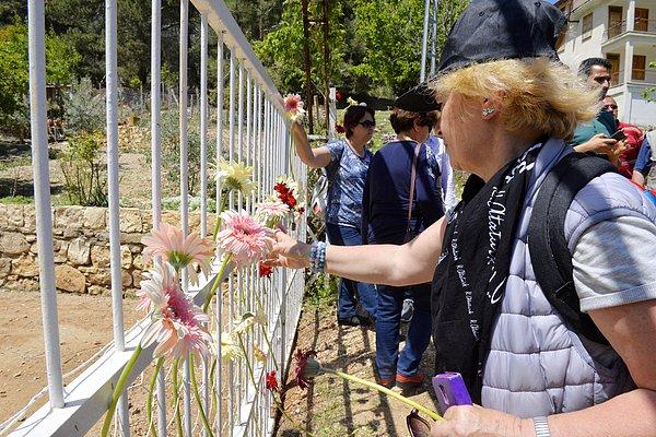 Öte yandan Antalya'dan bir grup çevreci, Ali Ulvi Büyüknohutçu ve eşinin öldürüldüğü evin önüne gelerek kapıya çiçek bıraktı.