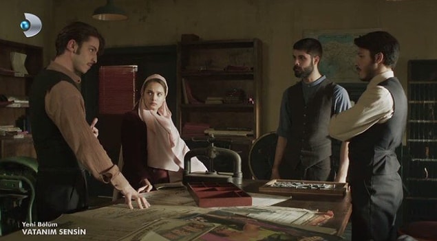Gençlerle başlayalım... Aşk ve siyasetin iç içe geçtiği ilişkiler elbette ki çok gergindi. Hele hele hepsi kanı deli akan ve baskın karakterli olunca...