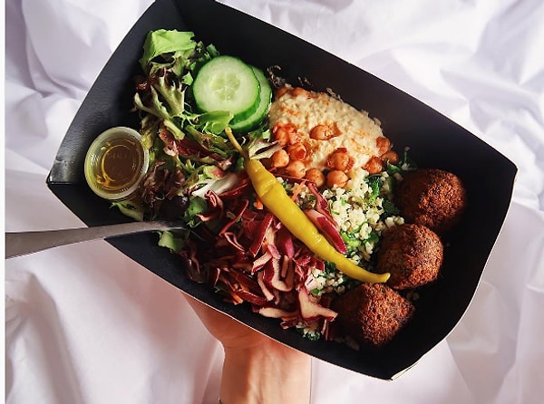 7. Холодно-горячий салат с хумусом и фалафелью