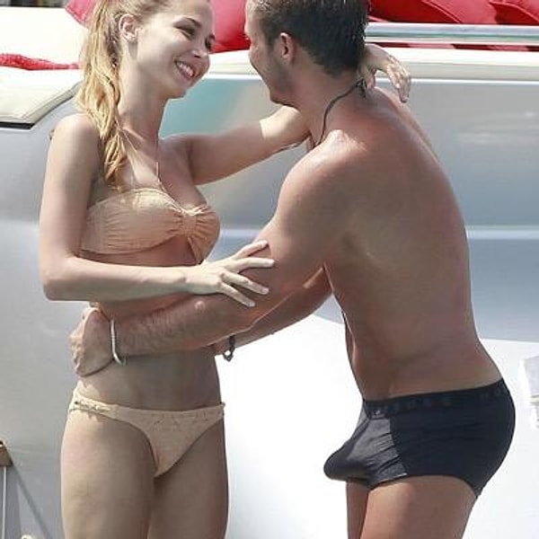 7. "Если у вас большое зеркало или зеркальная душевая кабинка, нарисовать им смешные рисунки на запотевшем стекле"