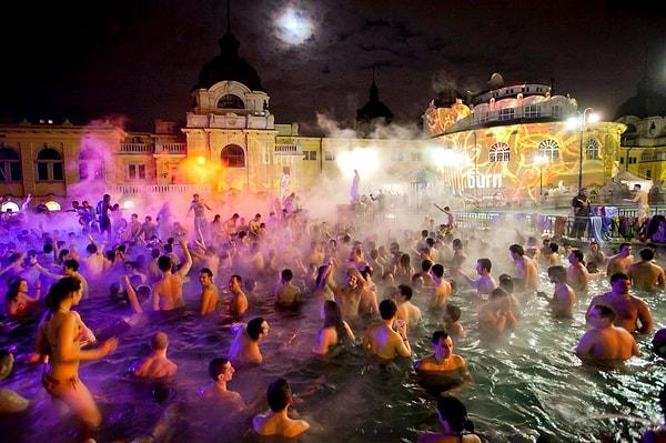 Budapeşte'nin neo-barok tarzdaki Széchenyi Hamamlarının ısıtmalı havuzları eğlencenin en önemli merkezlerinden biri konumunda.