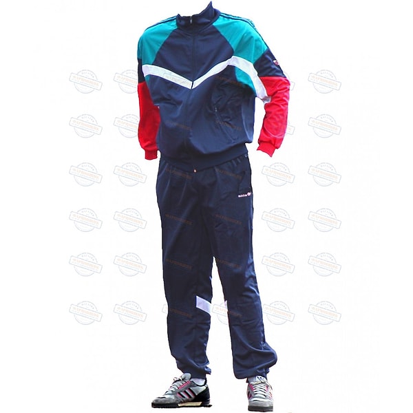 13. Вип-гость нашего опроса — спортивный костюм из 90-х. Хотели бы его заполучить?