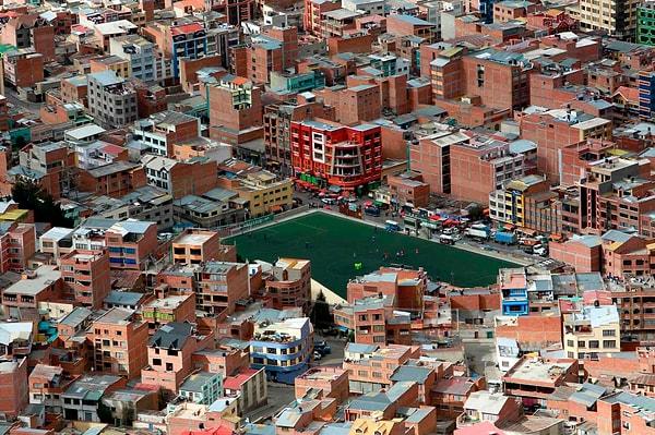 2. Bolivya'nın La Paz şehrinin ortasında betonlaşmamış ufak bir saha.
