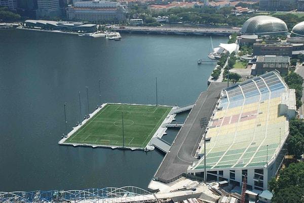 8. Dünyanın en büyük yüzen futbol stadyumu - Singapur