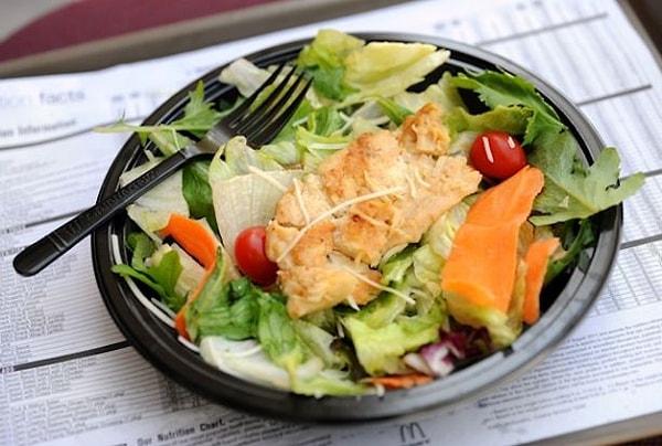 2. Fast food restoranlarındaki özel soslu salatalar, genellikle burgerlerden daha fazla kaloriye sahip.